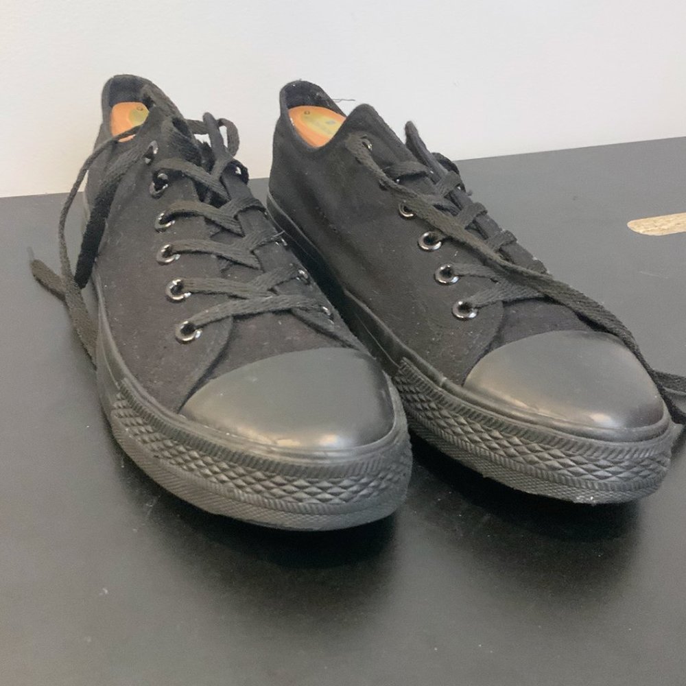 Low Top Black Chuck Taylor Converse Shoes Size 11